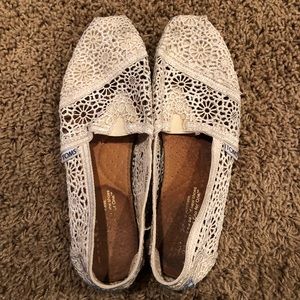 Tom’s cream crochet shoes including Tom’s bag